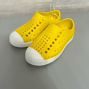 Yellow unisex kids natives size c9